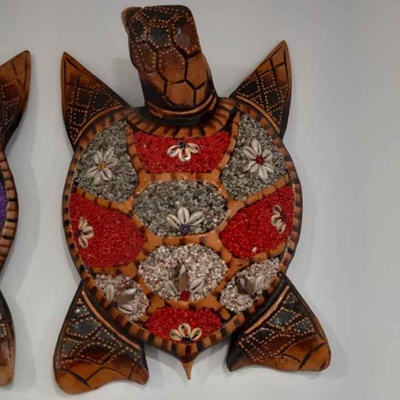 tortuga arena y caracolas rojo en Carpintería TU-VOS Puerto Natales