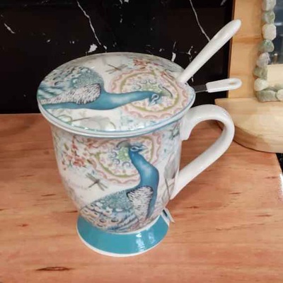 Taza pavo real en Carpintería TU-VOS Puerto Natales