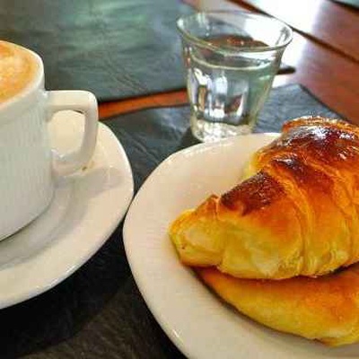 CAPUCCINO + MEDIALUNA en Café Barcarola Coquimbo